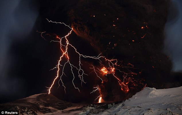 iceland volcano lightning. Spectacular: Lightning streaks