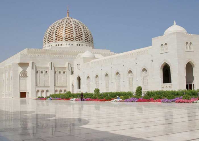 http://thewondrous.com/wp-content/uploads/2010/05/Sultan-Qaboos-Grand-Mosque.jpg