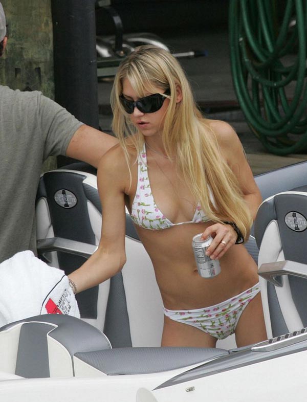 Anna-Kournikova in Bikini