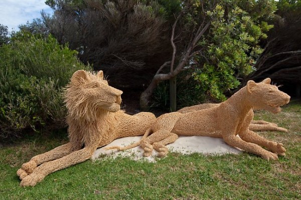 http://thewondrous.com/wp-content/uploads/2011/11/Sceplture-of-Lions-in-Sydney-Sea-Exibition-600x399.jpg
