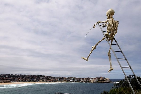 http://thewondrous.com/wp-content/uploads/2011/11/Sceplture-of-bones-at-Sydney-Sea-Esibition-2011-600x399.jpg