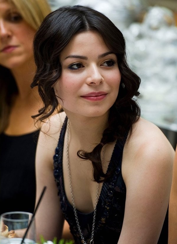 miranda cosgrove cleavage