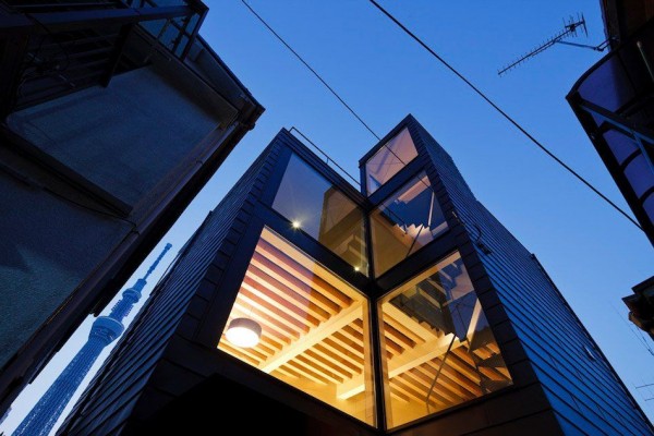 Surprising Narrow Vertical House in Japan