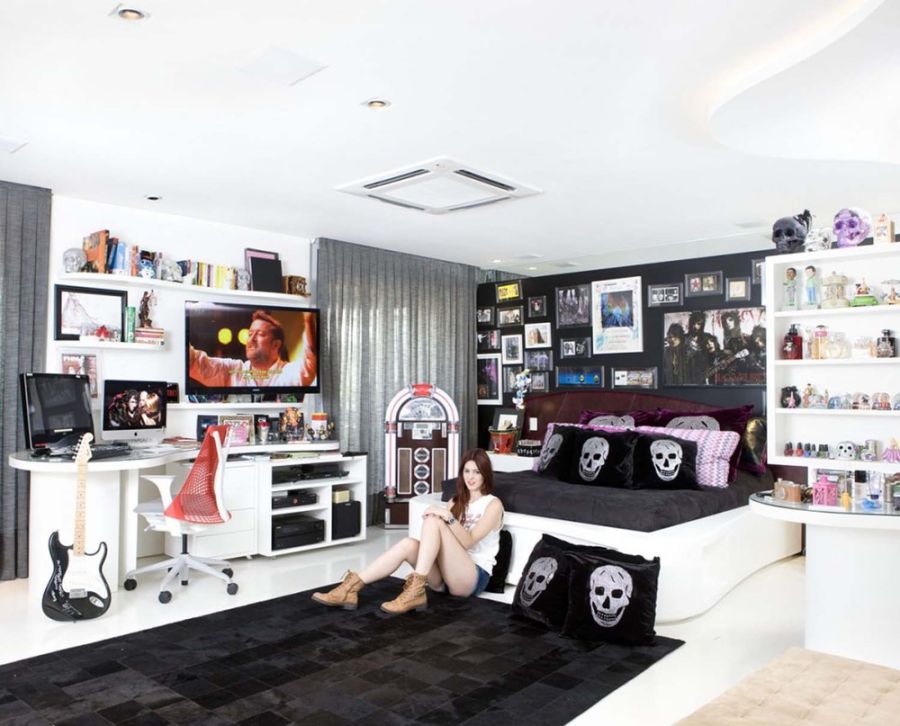 “Mirrors and Windows†Project: A Glimpse of a Lady’s Bedroom Giselle, 20 – Rio De Janeiro, Brasil