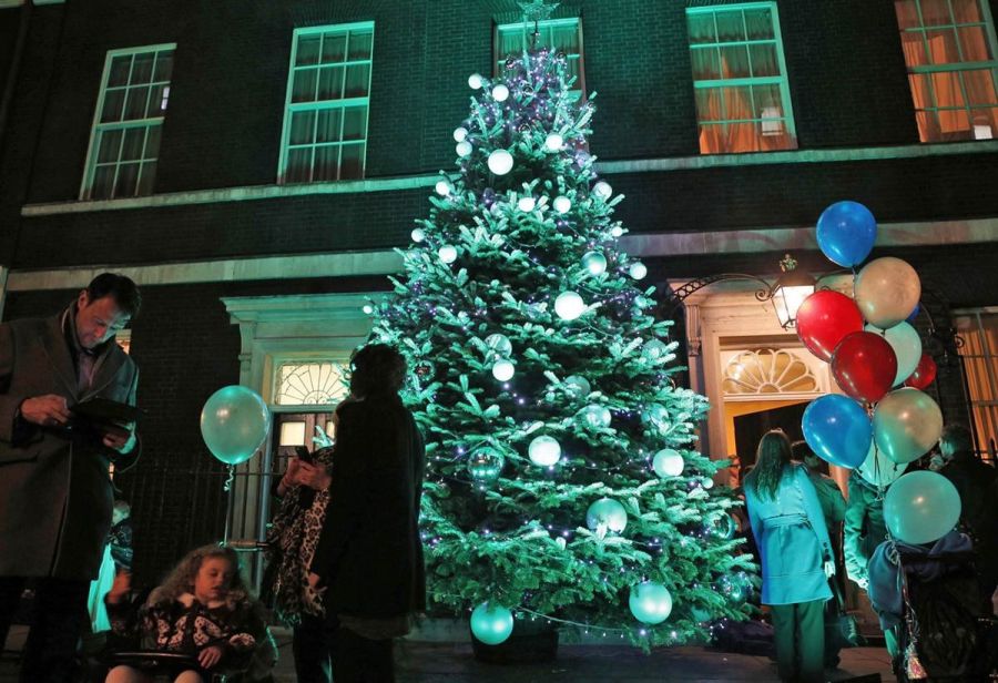 Britons going near the Christmas tree in London at Downing Street, 10. December 9 tree at the office of the Prime Minister lit up with colorful lights