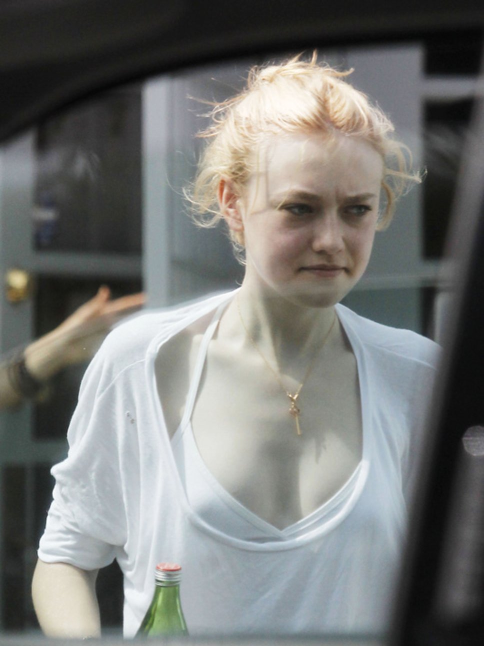 dakota fanning going out without makeup.